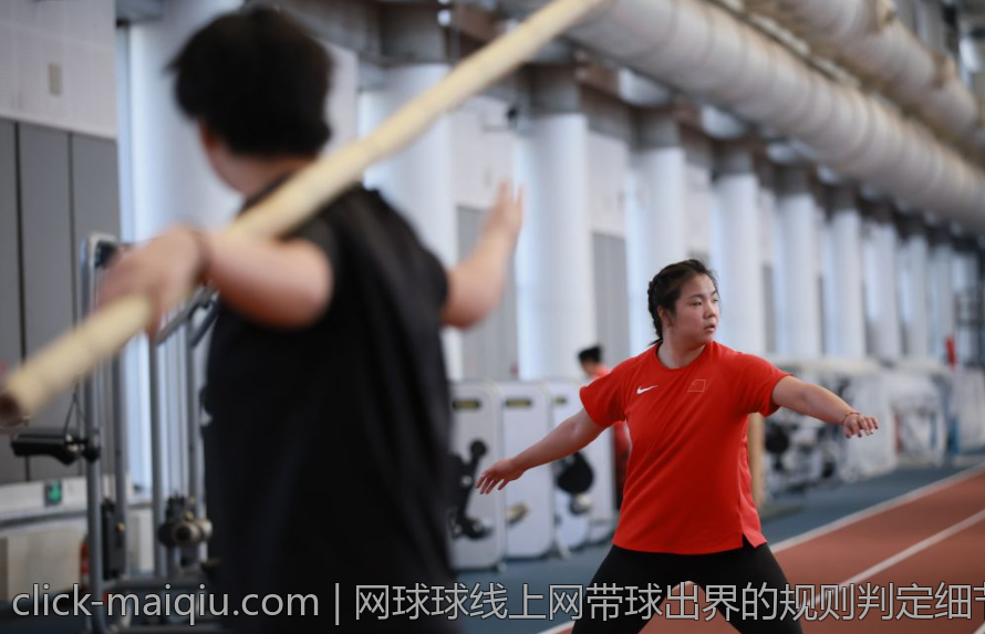 网球球线上网带球出界的规则判定细节解析